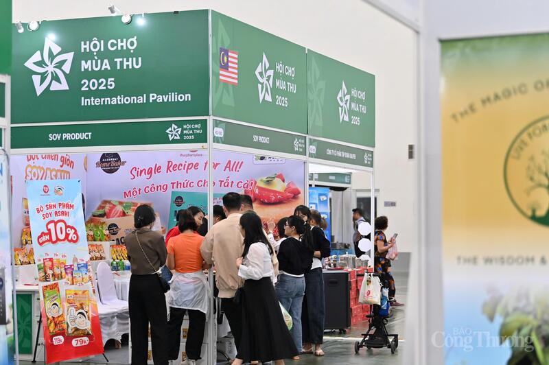 Gian hàng của doanh nghiệp Malaysia cũng thu hút sự quan tâm đặc biệt của người tiêu dùng, khách tham quan