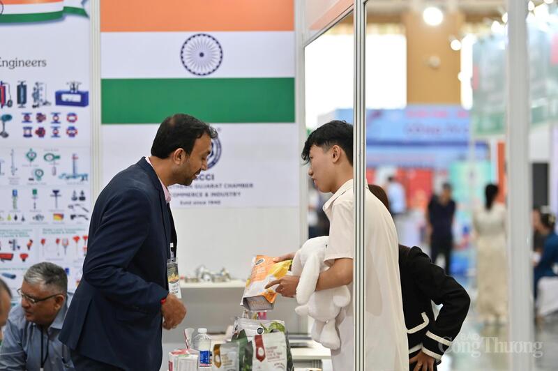 Doanh nghiệp Ấn Độ giới thiệu hàng hóa với khách tham quan tại Hội chợ Mùa Thu lần thứ nhất - 2025