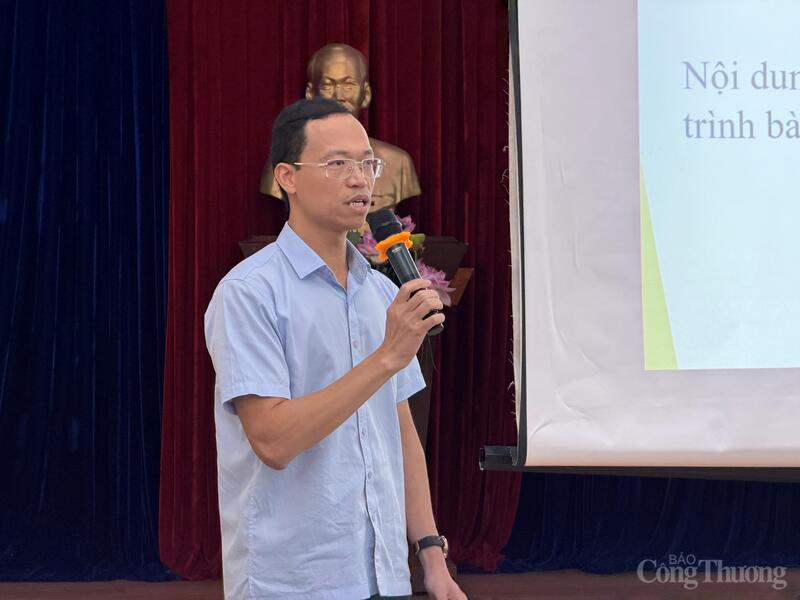 Ông Vũ Ngọc Hưng - Phó trưởng phòng Môi trường công thương (Cục Kỹ thuật an toàn và Môi trường công nghiệp) phát biểu tại hội thảo.