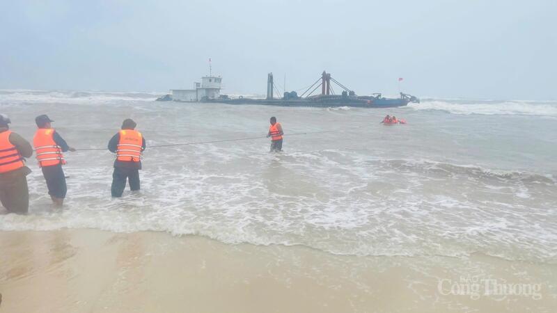 Bộ đội Biên phòng Quảng Trị ứng cứu các thuyền viên gặp nạn trên biển