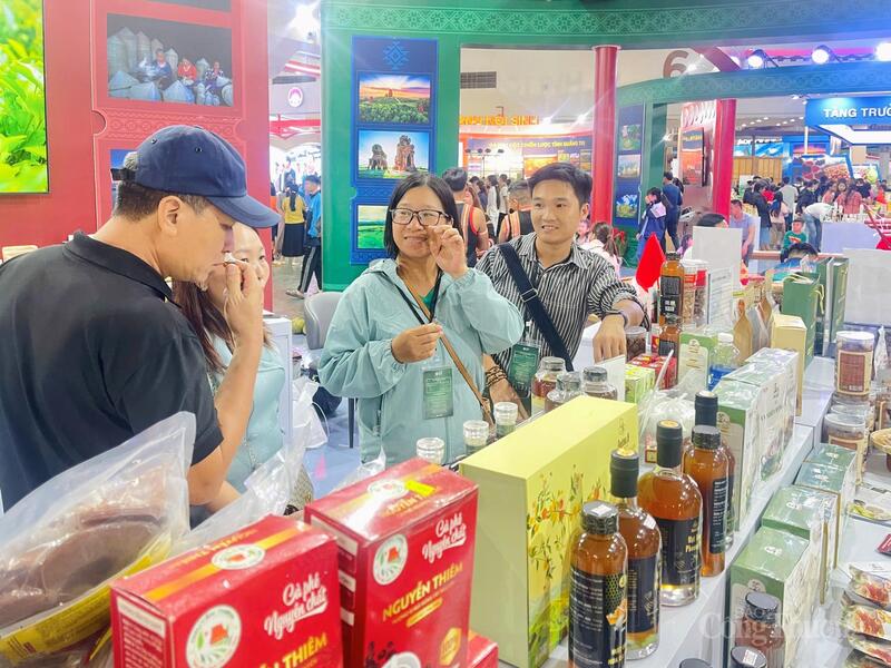 Hơn 100 mặt hàng nông sản của Gia Lai góp mặt tại Hội chợ Mùa Thu lần thứ nhất - 2025. Ảnh: Bích Thu