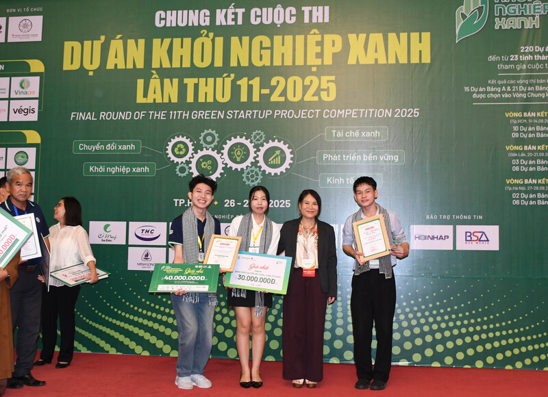 PGS.TS Đàm Sao Mai - Phó Hiệu trưởng Trường Đại học Công nghiệp TP. Hồ Chí Minh chúc mừng dự án "NETGINS - Gừng sưởi ấm - Sinh kế xanh" của nhóm sinh viên nhà trường đoạt giải cao tại cuộc thi. Ảnh: Minh Khuê.