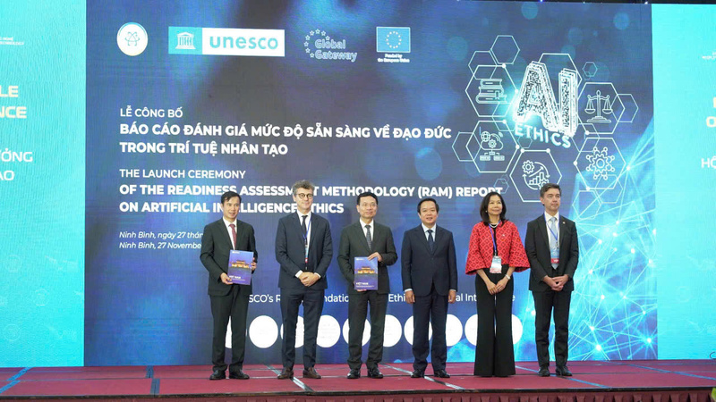 Bàn giao biểu trưng Báo cáo Đánh giá mức độ sẵn sàng về đạo đức trong trí tuệ nhân tạo giữa UNESCO và Bộ Khoa học và Công nghệ