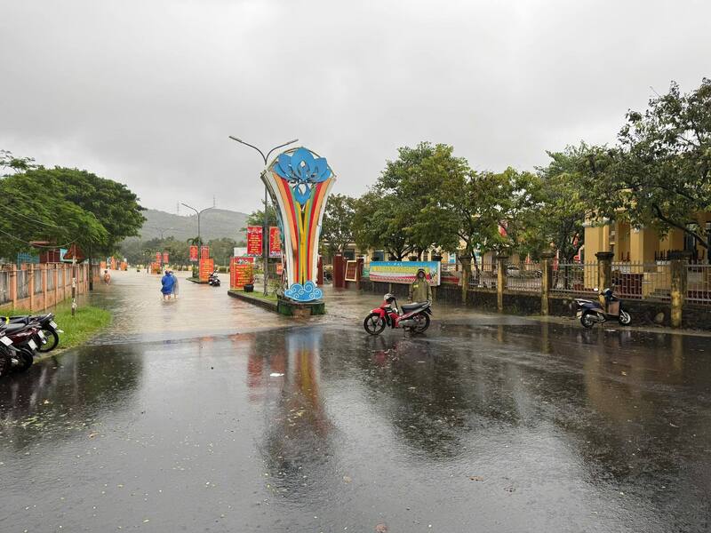 Đến sáng nay, nước đã dâng ngập khu vực trung tâm xã Duy Xuyên. Ảnh: Bình An