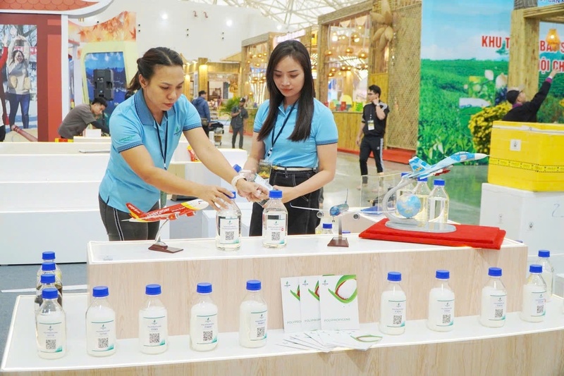 Gian hàng BSR tại khu trưng bày của tỉnh Quảng Ngãi với nhiều sản phẩm tiêu biểu được trưng bày, quảng bá tại Hội chợ Mùa Thu lần thứ nhất - 2025 (Ảnh BSR)