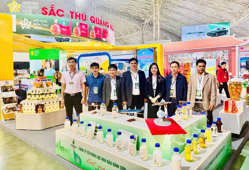 Ông Trần Phước Hiền, Phó Chủ tịch UBND tỉnh Quảng Ngãi (đứng giữa) và đại diện các sở, ngành của tỉnh tham quan gian hàng BSR (ẢNh BSR)