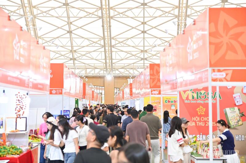 Hội chợ Mùa Thu 2025 thu hút rất đông người tiêu dùng, doanh nghiệp... tham gia (Ảnh: Nam Nguyễn)
