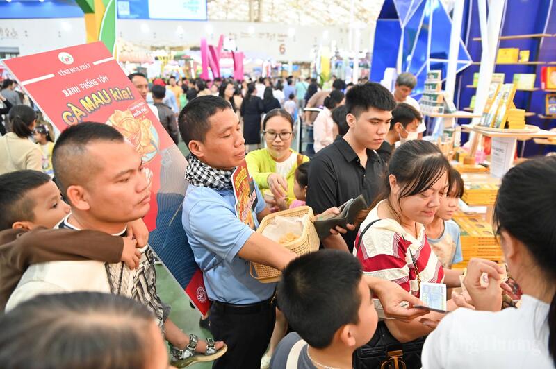 Không khí sôi động tại các gian hàng (Ảnh: Nam Nguyễn)