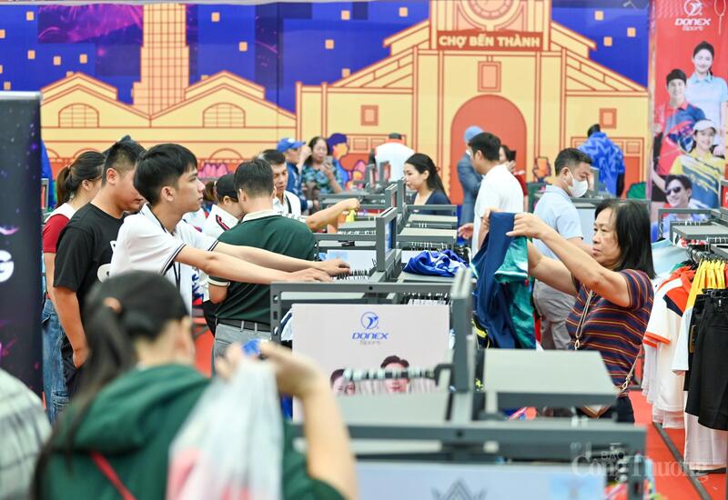 Dù là ngày đầu tuần nhưng lượng khách đổ về hội chợ rất đông