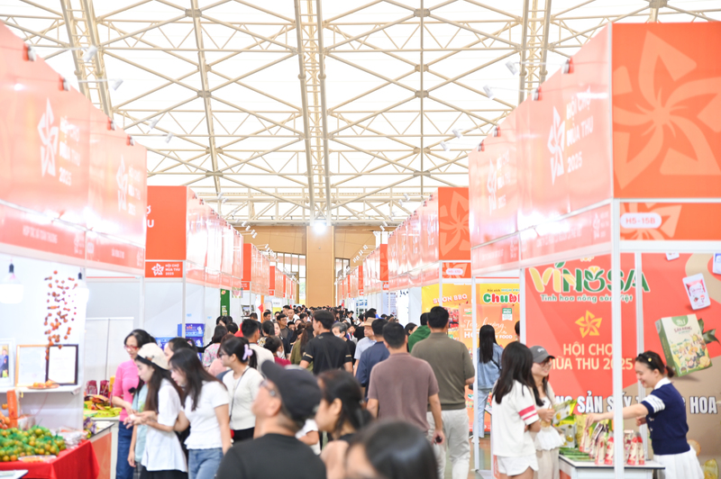 Điểm nổi bật nhất trong ngày thứ hai mở cửa Hội chợ Mùa Thu lần thứ nhất - 2025 chính là sức mua tăng mạnh của người tiêu dùng.