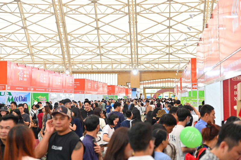 Ngày trưng bày thứ hai, sức nóng của Hội chợ Mùa Thu lần thứ nhất - 2025 vẫn không hề hạ nhiệt, thậm chí còn lan tỏa mạnh mẽ hơn, khẳng định sức hút đặc biệt của một sự kiện xúc tiến thương mại trọng điểm, quy mô lớn nhất năm.