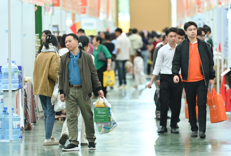 Ngay từ sáng sớm, dòng người từ khắp nơi đã nô nức đổ về Trung tâm Triển lãm Việt Nam - khu vực tổ chức hội chợ.
