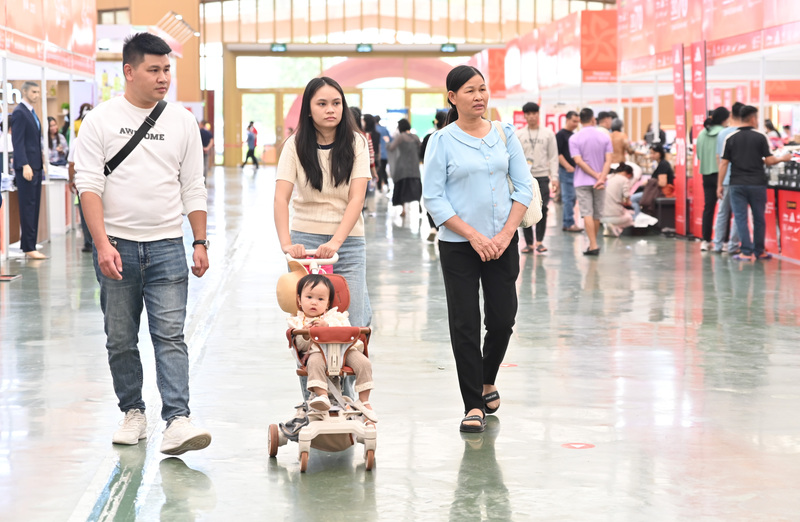 Và phân khu “Thu Đất Việt - Sắc Nước Hương Thu” là một trong những địa điểm thu hút lượng khách tham quan, mua sắm và trải nghiệm khổng lồ.