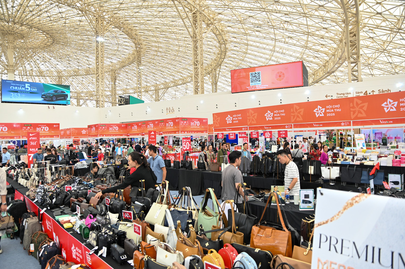 Để kích cầu tiêu dùng trong nước, các gia hàng đã tung ra nhiều khuyến mại, bùng nổ những ưu đãi hấp dẫn để thu hút người mua