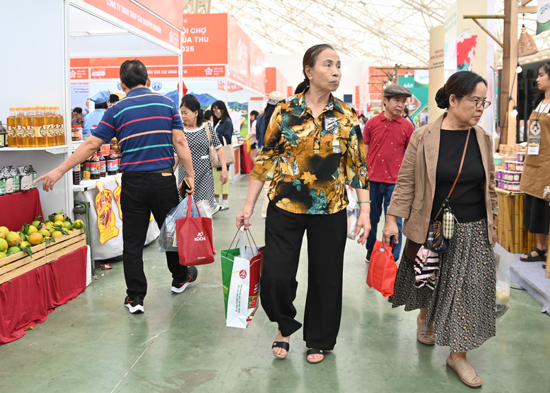 Không chỉ dừng lại ở việc tham quan, trải nghiệm, phần lớn khách đến hội chợ đều mua sắm, lựa chọn cho mình những sản phẩm chất lượng từ 34 tỉnh, thành trên cả nước.