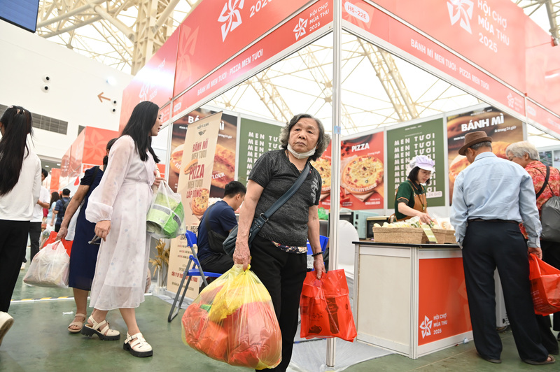 Từ nông sản tươi, thực phẩm chế biến, hàng thủ công mỹ nghệ cho đến các sản phẩm đặc trưng vùng miền... tất cả đều được người dân đón nhận nồng nhiệt.