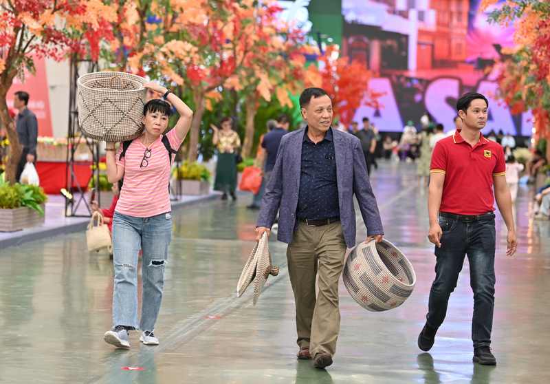 Hình ảnh người tham quan tay xách nách mang, gùi đầy những món quà quê như gạo đặc sản, chè, cà phê, mật ong, mắm cá, hay trái cây đặc trưng từng vùng… đã trở thành minh chứng sống động cho sức mua mạnh mẽ tại hội chợ.