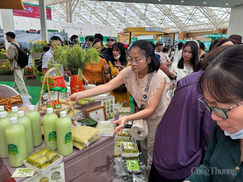 Gian hàng bán các sản phẩm OCOP của không gian "Tinh hoa Thu Hà Nội" nhộn nhịp khách ra vào.
