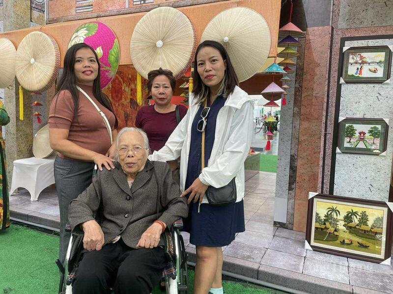 Cụ Diệt được các con đưa đi tham quan Hội chợ Mùa Thu.