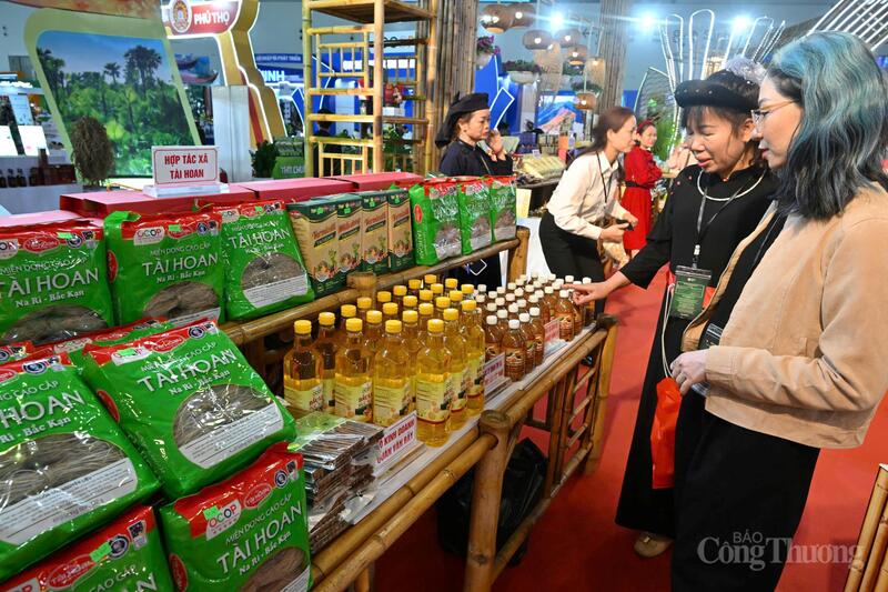 Gian hàng giới thiệu sản phẩm của Hợp tác xã tại hội chợ. Ảnh: Cấn Dũng.