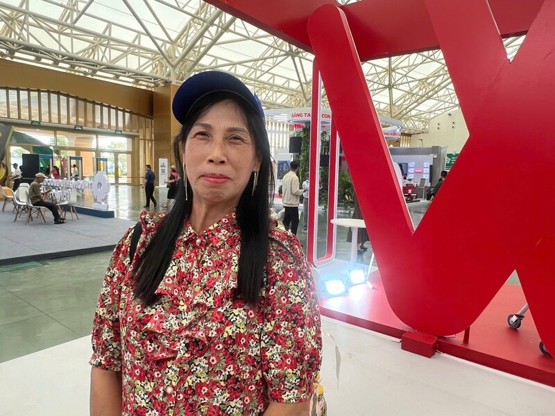Bà Dương Thị Phượng, đến từ Bắc Ninh hứng khởi chia sẻ nhiều trải nghiệm mới lạ