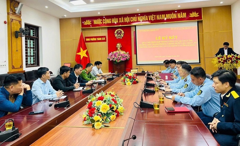 Chi cục QLTT Hà Tĩnh ký kết quy chế phối hợp với phường Thành Sen. Ảnh: QLTT Hà Tĩnh