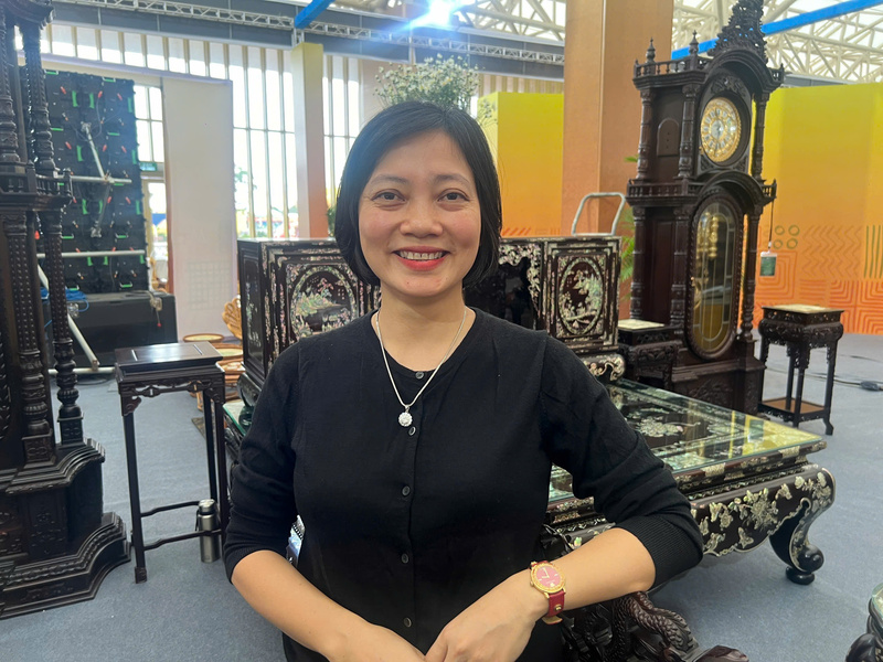 Chị Trịnh Thị An: “Gia đình tôi giữ lại nghề truyền thống này với ngọn lửa đam mê của cha ông truyền lại.” Ảnh: Thanh Thảo.