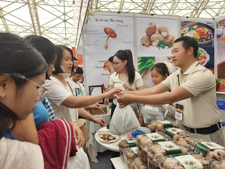 Người tiêu dùng quan tâm đến những sản phẩm của doanh nghiệp tại Hội chợ Mùa Thu. Ảnh: NH