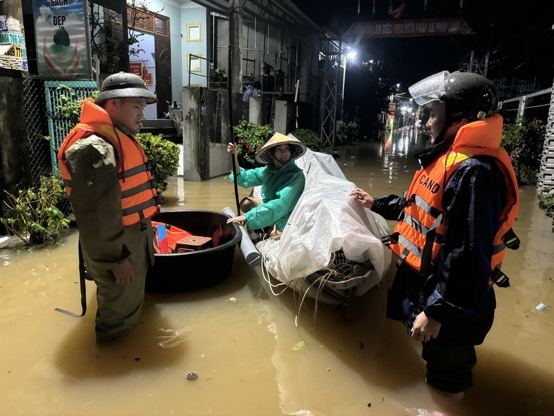 Tại xã Thượng Đức, nước sông dâng nhanh, gây ngập trên diện rộng, người đêm xuyên đêm chạy lụt. Ảnh: CA Thượng Đức