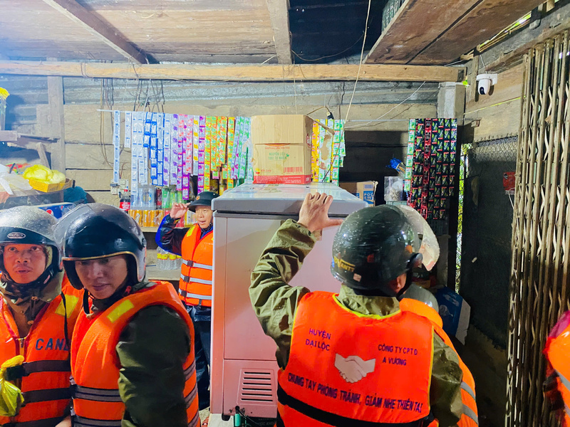Công an xã Thượng Đức huy động lực lượng xuyên đêm giúp người dân. Ảnh: CA Thượng Đức