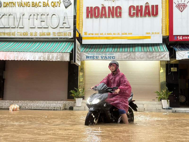 Nước lũ dâng nhanh, hoạt động đi lại của người dân gặp khó khăn. Ảnh: Bình An