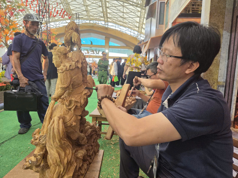 Nghệ nhân Ưu tú Đỗ Văn Cường trình diễn công đoạn đục, tỉa tại Hội chợ Mùa Thu lần thứ nhất - 2025. Ảnh Văn Thi.