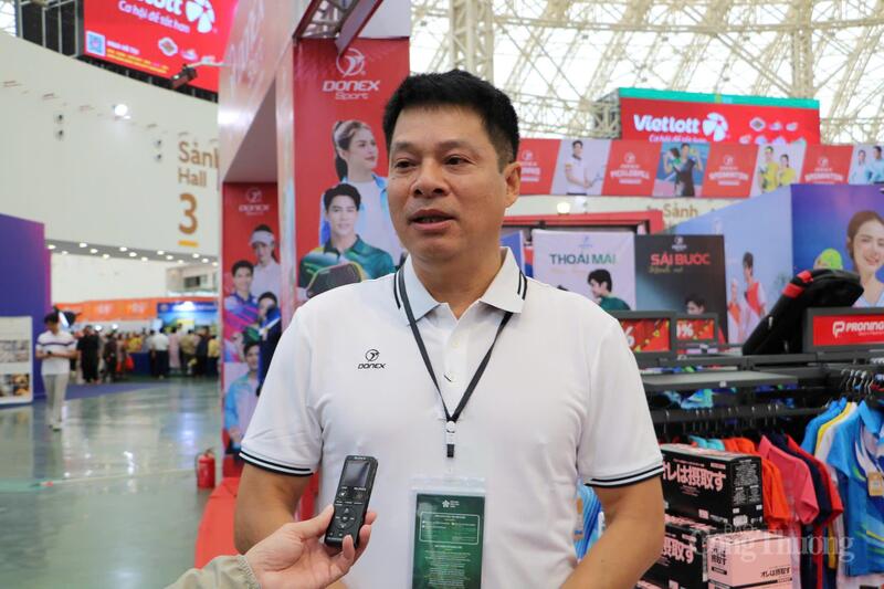 Ông Nguyễn Hữu Danh, đại diện gian hàng của Công ty Cổ phần Donex Group đồng thời là CEO của nhãn hàng gel năng lượng Oreha trả lời phỏng vấn của Báo Công Thương. Ảnh: Phong Lâm