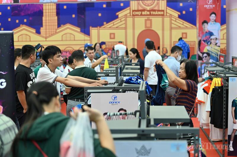 Rất đông người dân tới mua sắm tại các gian hàng sản phẩm thể thao tại Hội chợ Mùa Thu lần thứ nhất - 2025. Ảnh: Nam Nguyễn