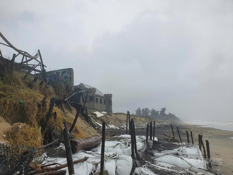 Xâm thực vào sát khu vực có xây dựng công trình kinh doanh dịch vụ du lịch