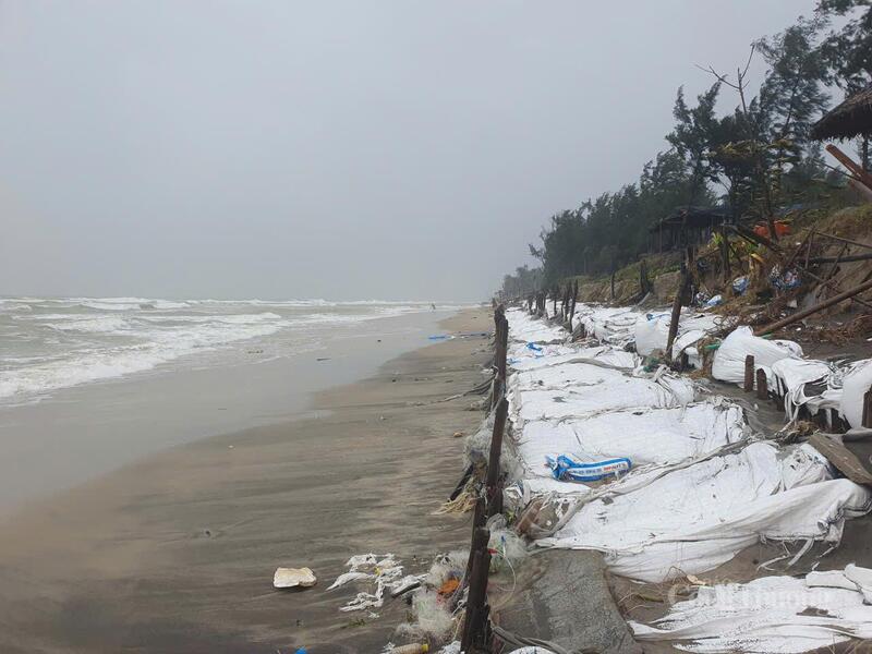 Tổng chiều dài sạt lở là hơn 3km bờ biển.