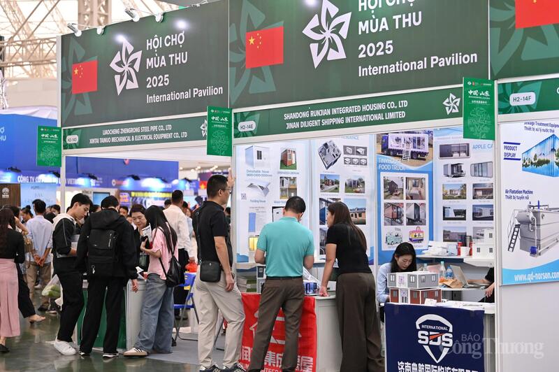 Doanh nghiệp Trung Quốc mang đến hội chợ những sản phẩm công nghiệp, công nghệ cao