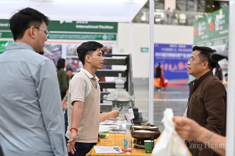 Người tiêu dùng, khách tham cùng nhiều doanh nghiệp đối tác dành sự quan tâm đặc biệt cho mặt hàng gạo đặc sản của Campuchia trưng bày, giới thiệu tại hội chợ