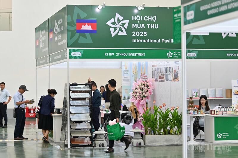 Gian hàng của các doanh nghiệp Campuchia tại Hội chợ Mùa Thu lần thứ nhất - 2025 luôn thu hút đông đảo khách tham quan