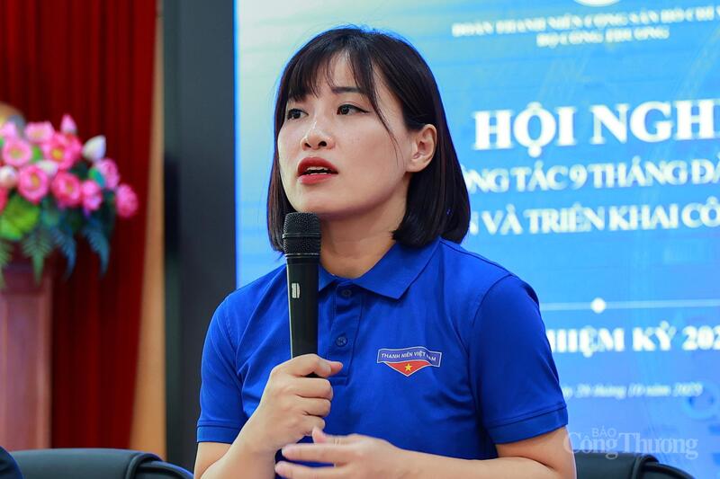 Chị Nguyễn Ngọc Tâm, Quyền Bí thư Đoàn Thanh niên Bộ Công Thương trình bày báo cáo sơ kết công tác Đoàn và phong trào thanh niên 9 tháng năm 2025.