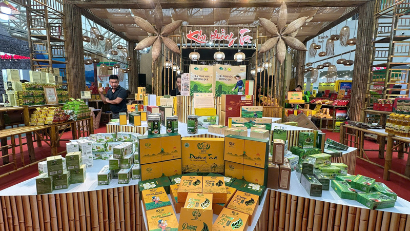 Các sản phẩm OCOP, nông sản tiêu biểu của tỉnh Thái Nguyên được trưng bày, giới thiệu tại Hội chợ Mùa thu lần thứ nhất - 2025. Ảnh: Hoàng Minh