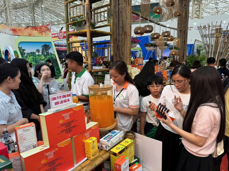 Người dân và du khách tham quan, thưởng lãm, trải nghiệm các sản phẩm tiêu biểu tỉnh Thái Nguyên. Ảnh: Hoàng Minh