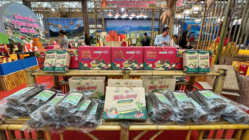 Các sản phẩm tiêu biểu như chè Tân Cương, trà hữu cơ, trà thảo mộc, miến Việt Cường được giới thiệu tại gian hàng Thái Nguyên. Ảnh: Hoàng Minh