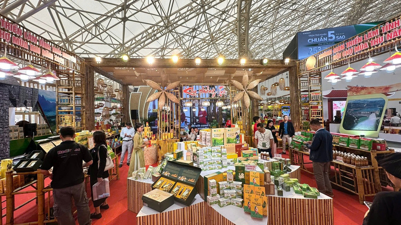 Bánh chưng Bờ Đậu dẻo thơm, bánh gai Tức Tranh ngọt dịu, kẹo lạc và chè lam dân dã được bày cạnh những ấm trà xanh óng ánh. Ảnh: Hoàng Minh