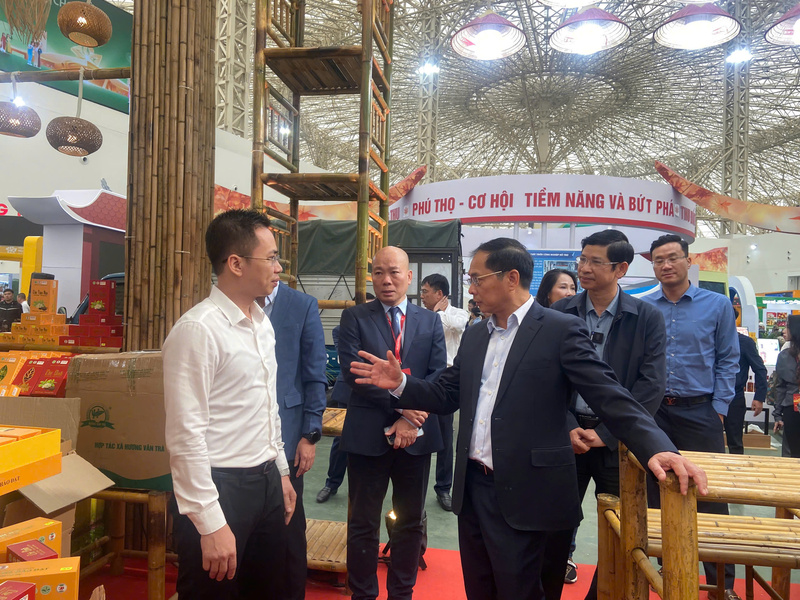 Phó Thủ tướng Chính phủ Bùi Thanh Sơn kiểm tra công tác chuẩn bị, động viên các doanh nghiệp, hợp tác xã tỉnh Thái Nguyên sau đợt lũ tháng 9 vừa qua. Ảnh: Hoàng Minh