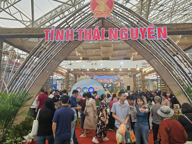 Đông đảo người dân và du khách tham quan, thưởng lãm, trải nghiệm các sản phẩm tiêu biểu tỉnh Thái Nguyên. Ảnh: Hoàng Minh