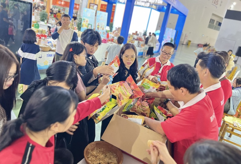 Gian hàng của tỉnh Đồng Tháp luôn tấp nập khách tham quan và mua sắm
