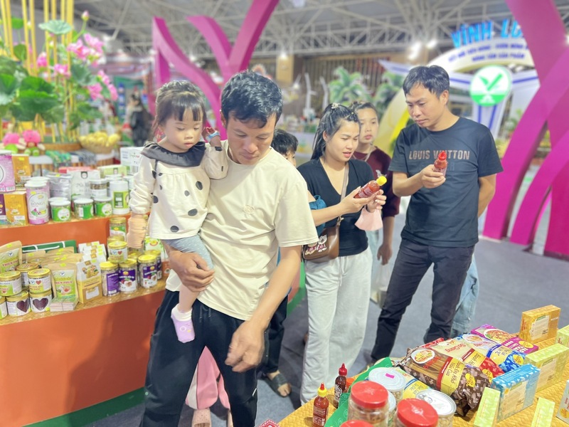 Khách hàng ghé gian trưng bày của tỉnh Đồng Tháp tham quan và mua sắm