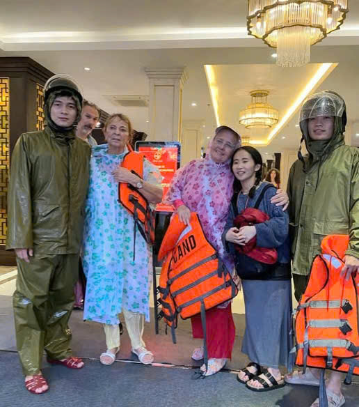 Công an thành phố Huế hỗ trợ hai du khách nước ngoài và hướng dẫn viên về nơi an toàn. Ảnh: Nguyễn Tuấn