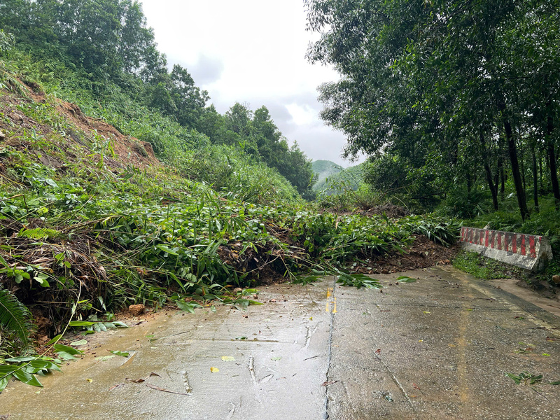 Sạt lở tại đường Đông Trường Sơn đoạn qua địa phận xã Phước Trà sáng nay (28/10). Ảnh: Bình An
